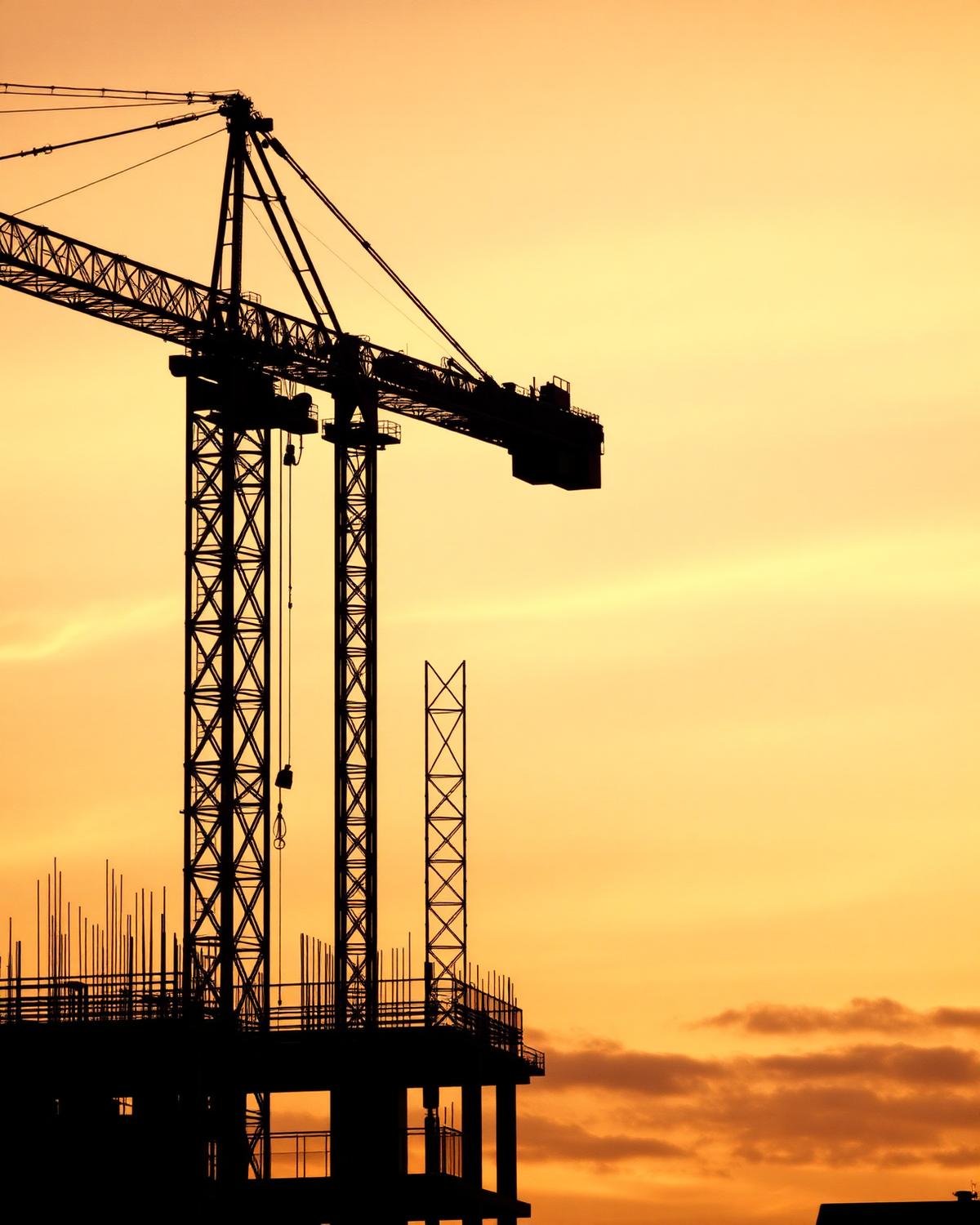 Cantiere edilizio al tramonto